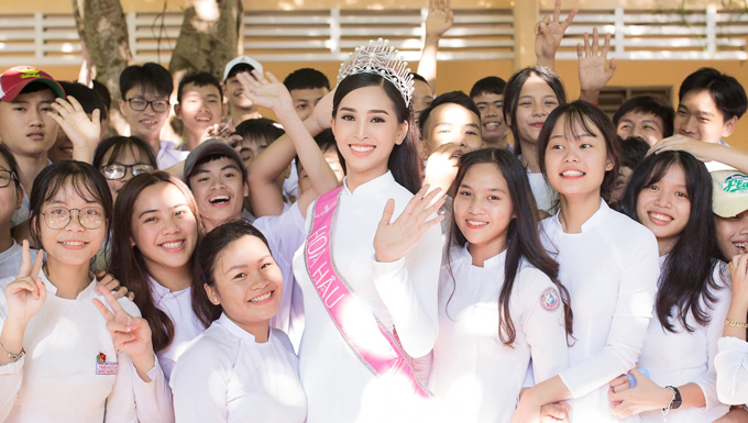 Diện áo dài trắng tinh khôi về thăm trường cũ, Hoa hậu Trần Tiểu Vy đẹp đến ngẩn ngơ