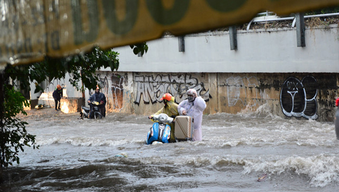Sài Gòn tiếp tục mưa, nhiều nơi còn ngập nước
