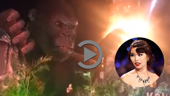 Clip: Hà Anh vẫn nói hăng say khi mô hình Kong 1 tỷ phía sau cháy rừng rực
