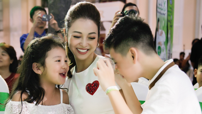 Jennifer Phạm lần đầu xuất hiện tại sự kiện cùng Bảo Nam và bé Na