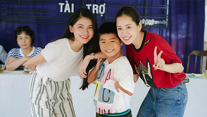 Chi Pu, Á hậu Thuỳ Dung giản dị đi trao quà cho trẻ em khuyết tật tại Tây Ninh