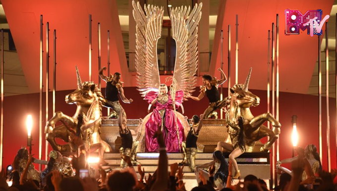Nicki Minaj 'đốt cháy' sân khấu VMAs 2018 với vũ đạo cực bốc lửa