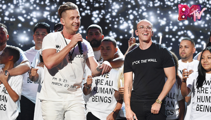 Diện áo “F-THE WALL”, Logic tự tin thể hiện One Day cùng Ryan Tedder trên sân khấu